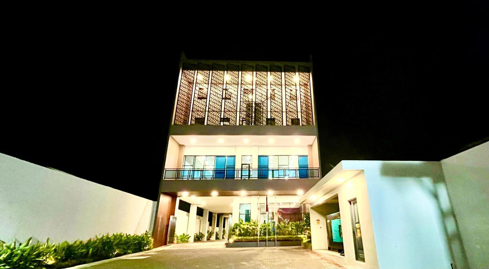 Front One Hotel Gombong Gombong (Central Java) Exterior foto